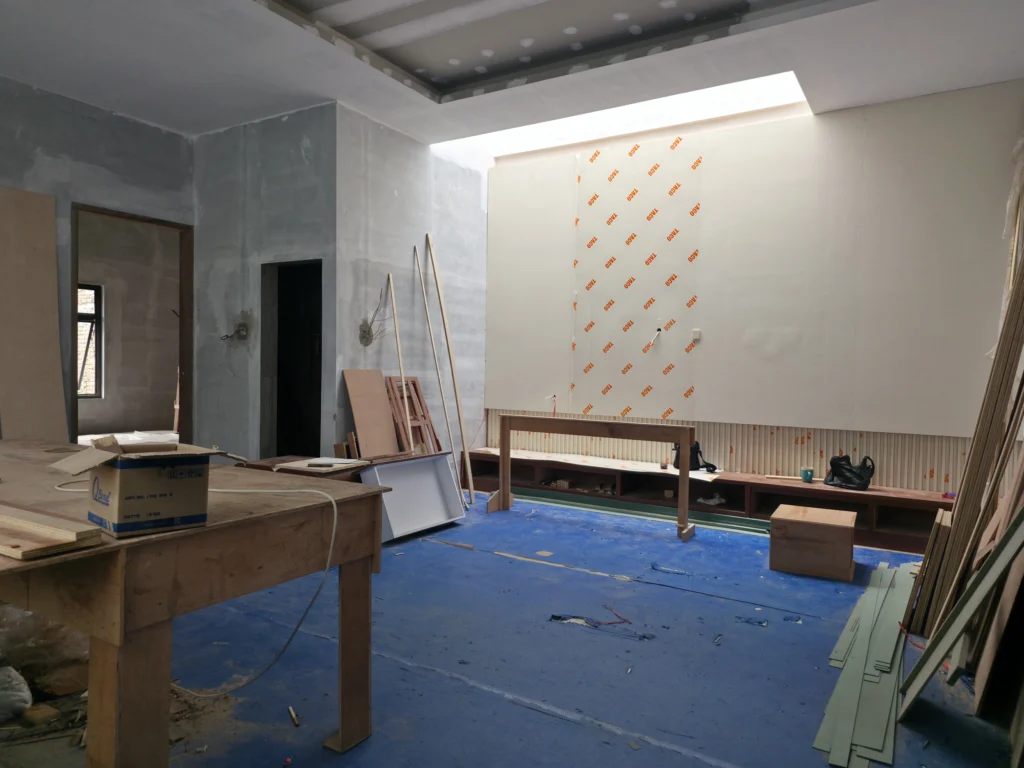 Interior ruang tamu lantai 2 rumah minimalis Medan dengan pencahayaan alami dan plafon tinggi.